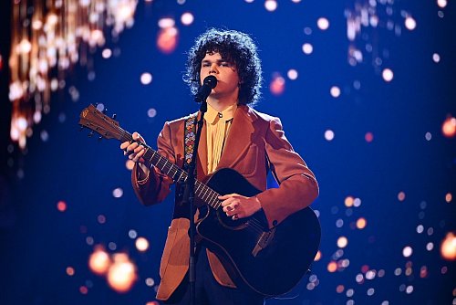 Sänger Benjamin Braatz brauchte nur seine Gitarre, um das Publikum für sich zu gewinnen. - © -/RTL/dpa