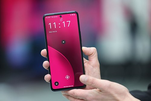 Das neue KI-Phone der Telekom als Prototyp - in einigen Monaten soll es zu kaufen sein. - © Oliver Berg/dpa
