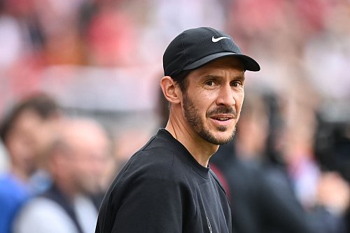 Am Sonntag treffen der SC und Trainer Julian Schuster auf Bayer Leverkusen. - © Silas Stein/dpa