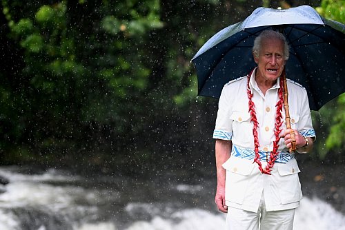 Trotz tropischen Regens besuchte Charles den ältesten Nationalpark von Samoa. - © Victoria Jones/PA Wire/dpa