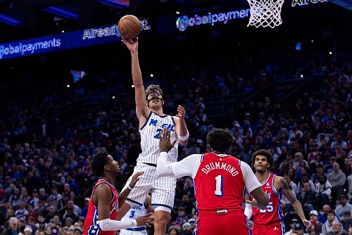 Franz Wagner und die Orlando Magic gewinnen deutlich in Philadelphia. - © Chris Szagola/AP/dpa