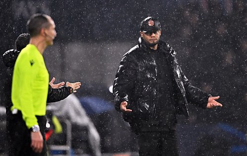Ratlos! Bayern-Coach Vincent Kompany muss mit den Bayern in der Champions League wohl in die Playoffs. - © Federico Gambarini/dpa