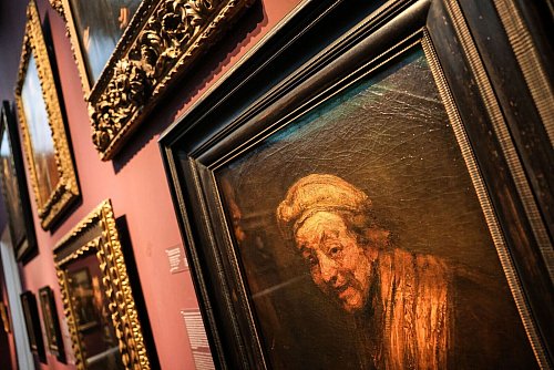 Der «Lachende Rembrandt» hängt an einer Wand mit vielen anderen Gemälden. Doch nur er entfaltet eine ganz besondere Magie. - © Oliver Berg/dpa