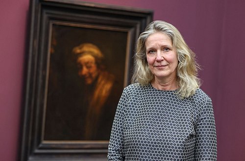Kuratorin Anja Sevcik vor einem ihrer Lieblingsbilder: Der «Lachende Rembrandt». - © Oliver Berg/dpa