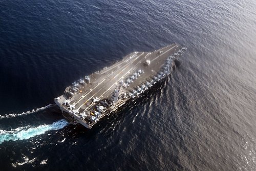 Es ist eine Machtdemonstration: Die USA haben einen Flugzeugträger in Richtung Karibik verlegt. (Archivbild) - © Federico Gambarini/dpa