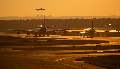 Erst fehlen Passagiere und bald auch Flugzeuge? - © Boris Roessler/dpa