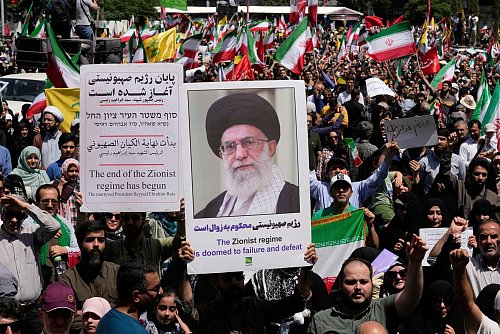 In Teheran wird gegen die israelischen Angriffe protestiert. - © Vahid Salemi/AP/dpa