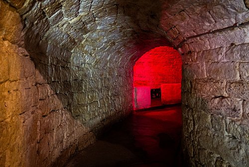 Die Temperatur stürzt auf sechs Grad: Der Eiskeller in Miltenberg wird von einer Kellerei genutzt und für Besucher illuminiert. - © Andreas Drouve/dpa-tmn