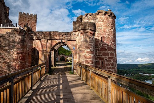 Auch oberirdisch schön: die hoch über dem Maintal gelegene Henneburg. - © Andreas Drouve/dpa-tmn
