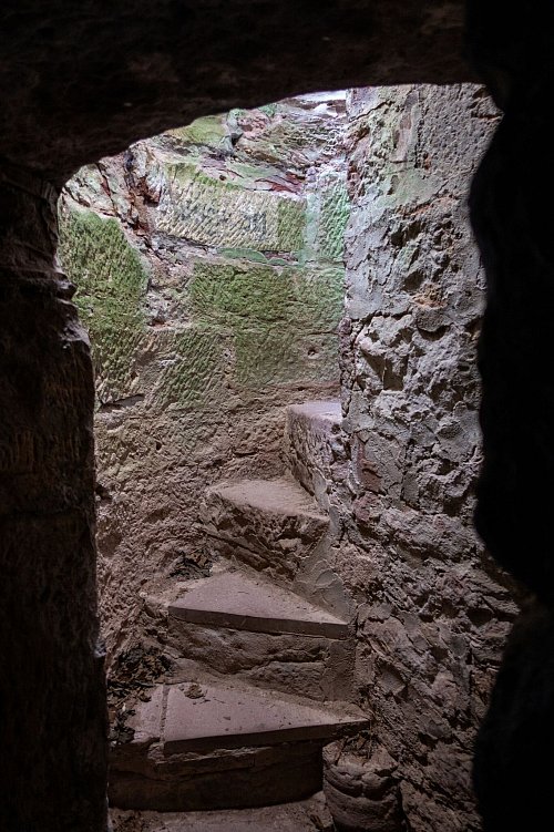 Alt und steil: Diese Wendeltreppe führt hinab in die Kasematten der Henneburg. - © Andreas Drouve/dpa-tmn