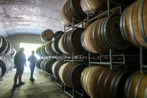 In Holz gereift: Whiskyfässer im Nato-Bunker von St. Kilian. - © Andreas Drouve/dpa-tmn
