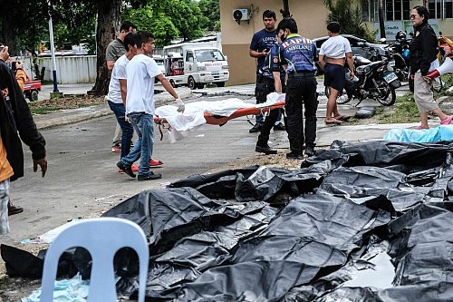 Die Küstenstadt Bogo City war besonders stark betroffen. - © Uncredited/AP/dpa