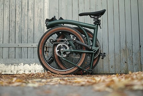 Zusammengelegt: Das Brompton G-Line hat ein Packmaß von 69 cm x 73 cm x 40,2 cm - deutlich mehr als beim Original. - © Stefan Weißenborn/dpa-tmn