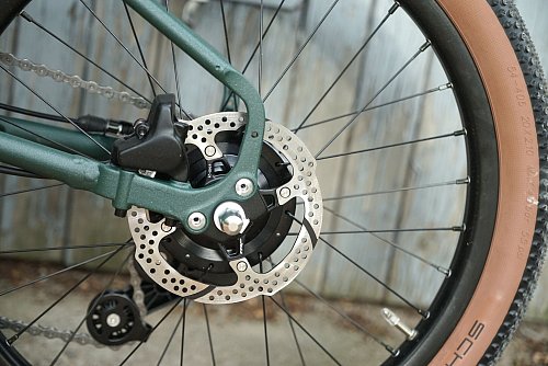 Zweite wichtige Neuerung: Die G-Line kommt mit hydraulischen Scheibenbremsen, das gab es an einem Brompton noch nie. Das sorgt für mehr Unabhängigkeit vom Wetter. - © Stefan Weißenborn/dpa-tmn