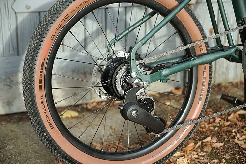 Breit und grob: Die G-Line rollt auf 5,3 Zentimeter breiten Gravel-Reifen mit Profil, das Griffigkeit verspricht. - © Stefan Weißenborn/dpa-tmn