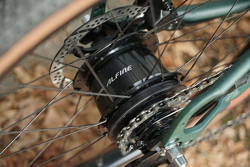 Acht Gänge: Geschaltet wird mit der Alfine-Nabe von Shimano. Weil das Getriebe anders als bei einer Kettenschaltung verkapselt ist, ist der Verschließ geringer. - © Stefan Weißenborn/dpa-tmn