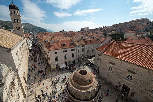 Dubrovnik steht fast schon symbolhaft für die Probleme, die Massentourismus bringen kann: unter anderem wegen der Urlaubermassen, die von den Kreuzfahrtschiffen in die kroatische Hafenstadt strömen. - © Andrea Warnecke/dpa-tmn