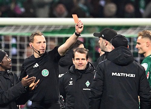 Schiedsrichter Martin Petersen (2.v.l) zeigt Werder Trainer Ole Werner (3.v.r) nach dem Abpfiff die Rote Karte. - © Carmen Jaspersen/dpa