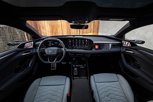 Klassischer Look und moderne Instrumente: Ohne Bildschirm-Landschaften geht im aktuellen Autobau allerdings nichts mehr. - © Audi AG/dpa-tmn