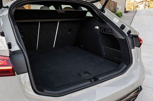 Ein- und ausräumen leichtgemacht: Der Tester lobt die niedrige Ladekante - das Ladekabel könnte auch im vorderen Frunk Platz finden. - © Audi AG/dpa-tmn