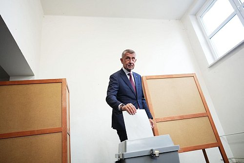 Der Vorsitzende der Oppositionspartei ANO, Andrej Babis, gibt in einem Wahllokal in Ostrava seine Stimme für die Parlamentswahlen ab. (Archivbild) - © Petr David Josek/AP/dpa