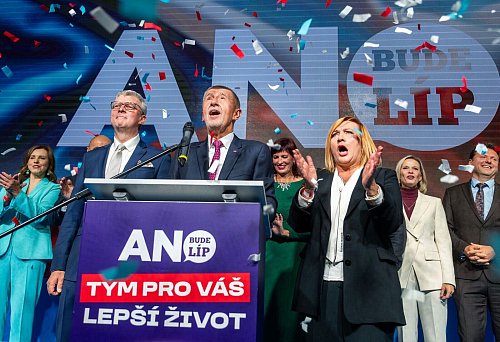 Der Vorsitzende der Oppositionsbewegung ANO, Andrej Babis (M), spricht nach der Bekanntgabe des Wahlergebnisses. - © Øíhová Michaela/CTK/dpa