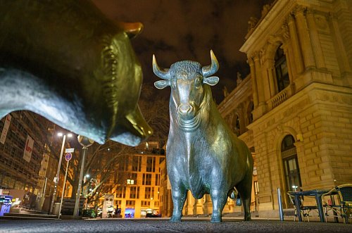 An der Börse sind die Bullen los: Der Dax steht erstmals in seiner Geschichte über 20.000 Punkten. (Archivbild) - © Frank Rumpenhorst/dpa