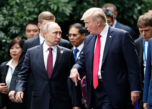 Trump und Putin trafen sich schon mehrmals - darunter in Vietnam. (Archivbild) - © Jorge Silva/Reuters Pool/dpa