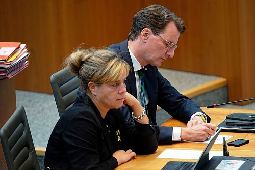 Die Spitzen der schwarz-grünen Koalition bekommen in der Haushaltsdebatte des nordrhein-westfälischen Landtags reichlich Kritik zu hören. - © Henning Kaiser/dpa