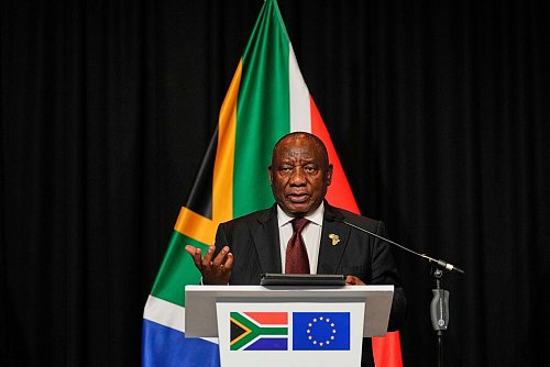 Cyril Ramaphosa, Präsident von Südafrika, wirbt bei den Kollegen aus reichen Industrie- und Schwellenländern dafür, die Welt gerechter zu gestalten. - © Themba Hadebe/AP/dpa