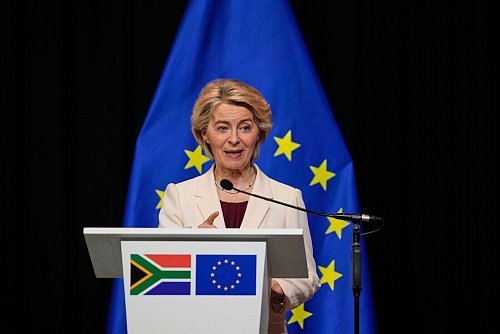 EU-Kommissionspräsidentin Ursula von der Leyen preist Fairness und Verlässlichkeit der Europäischen Union im Umgang mit ihren Partnern an. - © Themba Hadebe/AP/dpa
