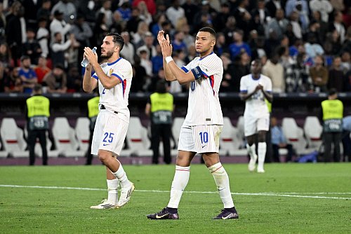 Knapp geschlagen: Die Franzosen um Superstar Kylian Mbappé (r.). - © Marijan Murat/dpa