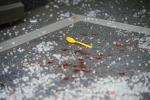 Die Spuren eines schweren Unfalls: Mehrere Menschen wurden dabei verletzt, auch Kinder. - © Oliver Dietze/dpa
