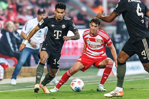 Luis Díaz (l.) zeigte beim Ausgleich zum 1:1 seine ganze Klasse. - © Andreas Gora/dpa