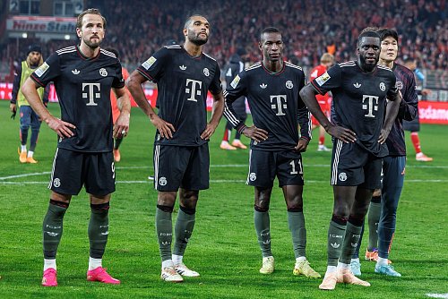 Erstmals in dieser Saison gab es für die Bayern keinen Siegesjubel. - © Andreas Gora/dpa