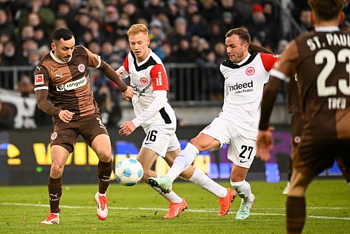 Umkämpftes Duell zwischen dem FC St. Pauli und Eintracht Frankfurt - © Gregor Fischer/dpa
