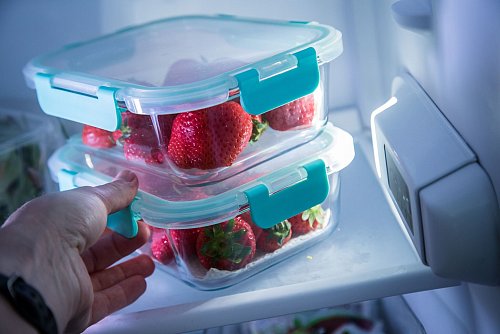 Kühle Erfrischungen in greifbarer Nähe: Ein Kühlschrank im Garten wäre eine Idee. Doch frisst das nicht zu viel Strom? - © Christin Klose/dpa-tmn