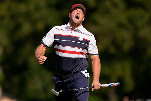Bryson DeChambeau kam nach einem Fünf-Punkte-Rückstand noch zurück und holte ein Unentschieden. - © Robert Bukaty/AP/dpa