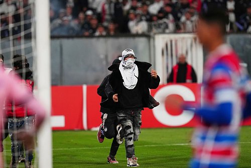 Unklar war zunächst, ob die Ausschreitungen in Verbindung mit zwei toten Fans vor dem Spiel standen. - © Esteban Felix/AP/dpa