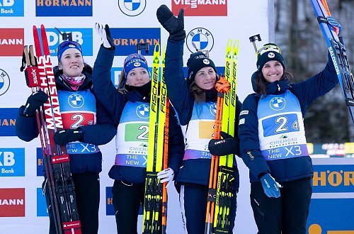 Feierten einige Staffelerfolge zusammen: Justine Braisaz-Bouchet (2.vr.) und Julia Simon (r). (Archivbild) - © Sven Hoppe/dpa