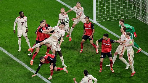 Bayer-Angriff abgewehrt: Der FC Bayern steht im Champions-League-Viertelfinale - © Rolf Vennenbernd/dpa
