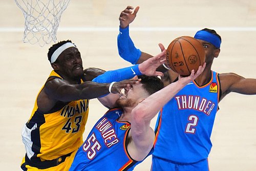 Viel Arbeit in den Finals: Hartenstein (Mitte) musste einstecken. - © Julio Cortez/AP/dpa