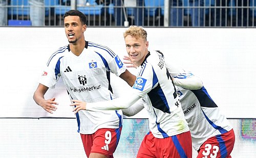 Hamburgs Robert Glatzel (l) und Adam Karabec jubeln nach Glatzels Ausgleichstreffer. - © Daniel Bockwoldt/dpa