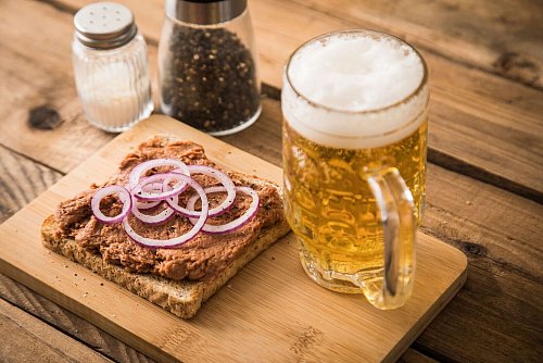 Ganz zünftig zum (Feierabend-)Bier passt das Filet Americain auf Toast mit Zwiebelringen. - © Christin Klose/dpa-tmn