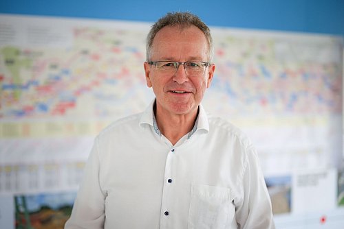 Projektleiter Stefan Ventzke sieht die Arbeiten auf der Mega-Baustelle im Zeitplan. - © Christoph Reichwein/dpa