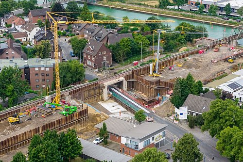 Die Überquerung des Wesel-Datteln-Kanals in Voerde ist das Herzstück des 80-wöchigen Baumarathons am Niederrhein. - © Christoph Reichwein/dpa