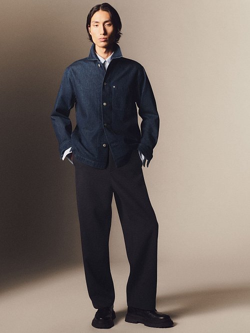 Double Denim – sprich Jeans auf Jeans – ist der neueste Trend. Zu sehen bei COS inklusive einer angesagten Hemdjacke (Hemdjacke aus Denim ca. 115 Euro, Jeanshose ca. 125 Euro, Leder-Brogues ca. 200 Euro). - © COS/dpa-tmn