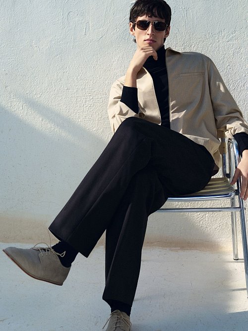 Zu den Hosen-Trends der Saison gehören gerade Schnitte mit etwas weiterem Bein und Bundfaltenhosen wie hier von COS (Brille ca. 130 Euro, Hemd ca. 89 Euro, Top ca. 59 Euro, Hose ca. 99 Euro, Schuhe ca. 150 Euro). - © COS/dpa-tmn