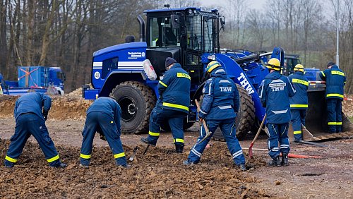 Aufwendige Suche: Einsatzkräfte des Technischen Hilfswerks arbeiten sich durch große Erdmassen auf der Suche nach weiteren Knochen oder Hinweisen. - © Rolf Vennenbernd/dpa