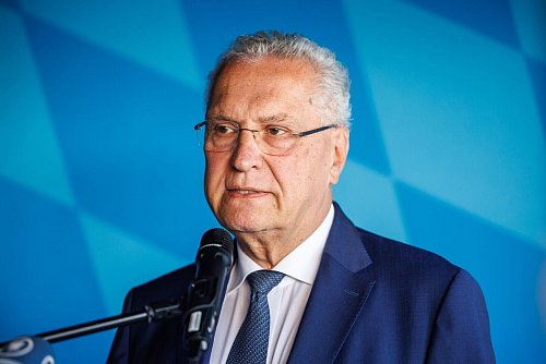 Will DFB und DFL beim Thema Gewalt im Fußball in die Pflicht nehmen: Bayerns Innenminister Joachim Herrmann (CSU). - © Matthias Balk/dpa
